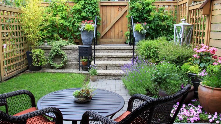 Come arredare un piccolo giardino davanti casa?