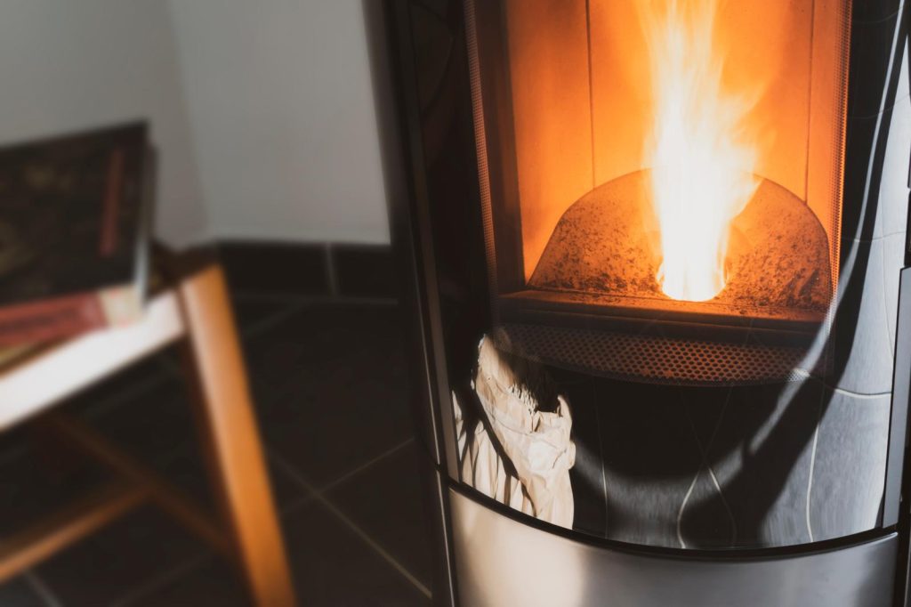 Come arredare un soggiorno con stufa a pellet?