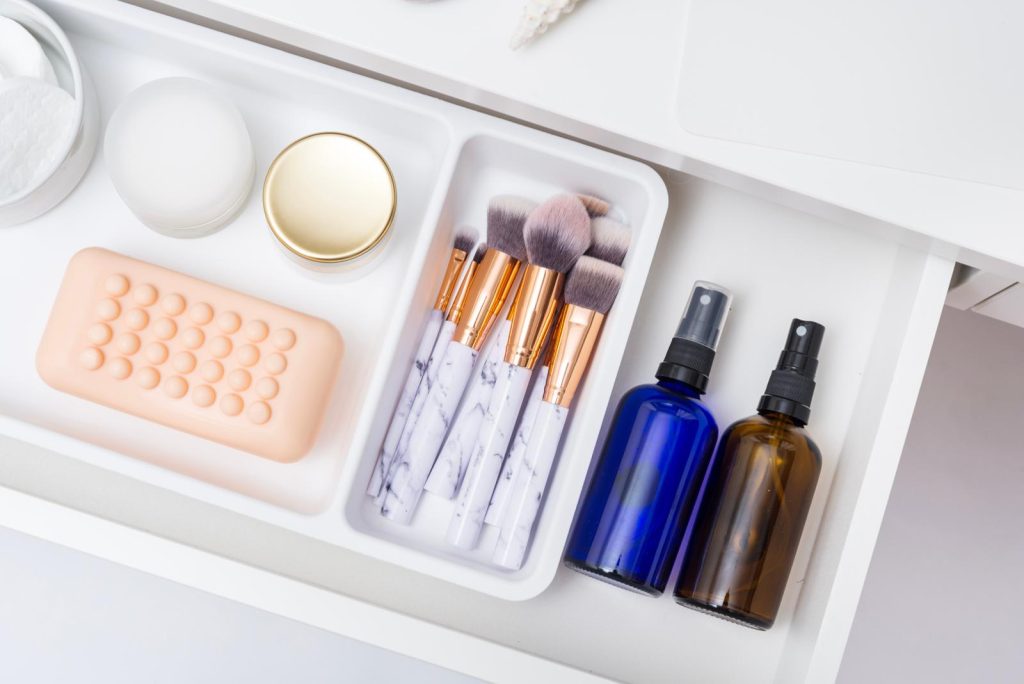 Come organizzare i cosmetici in bagno