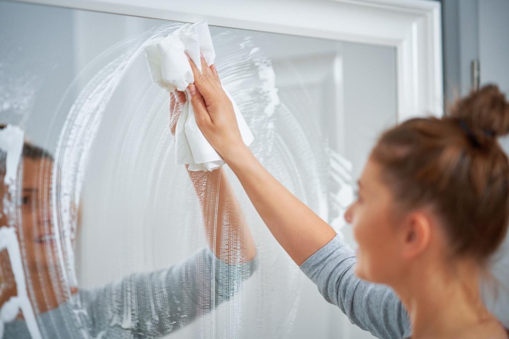 Come pulire gli specchi del bagno